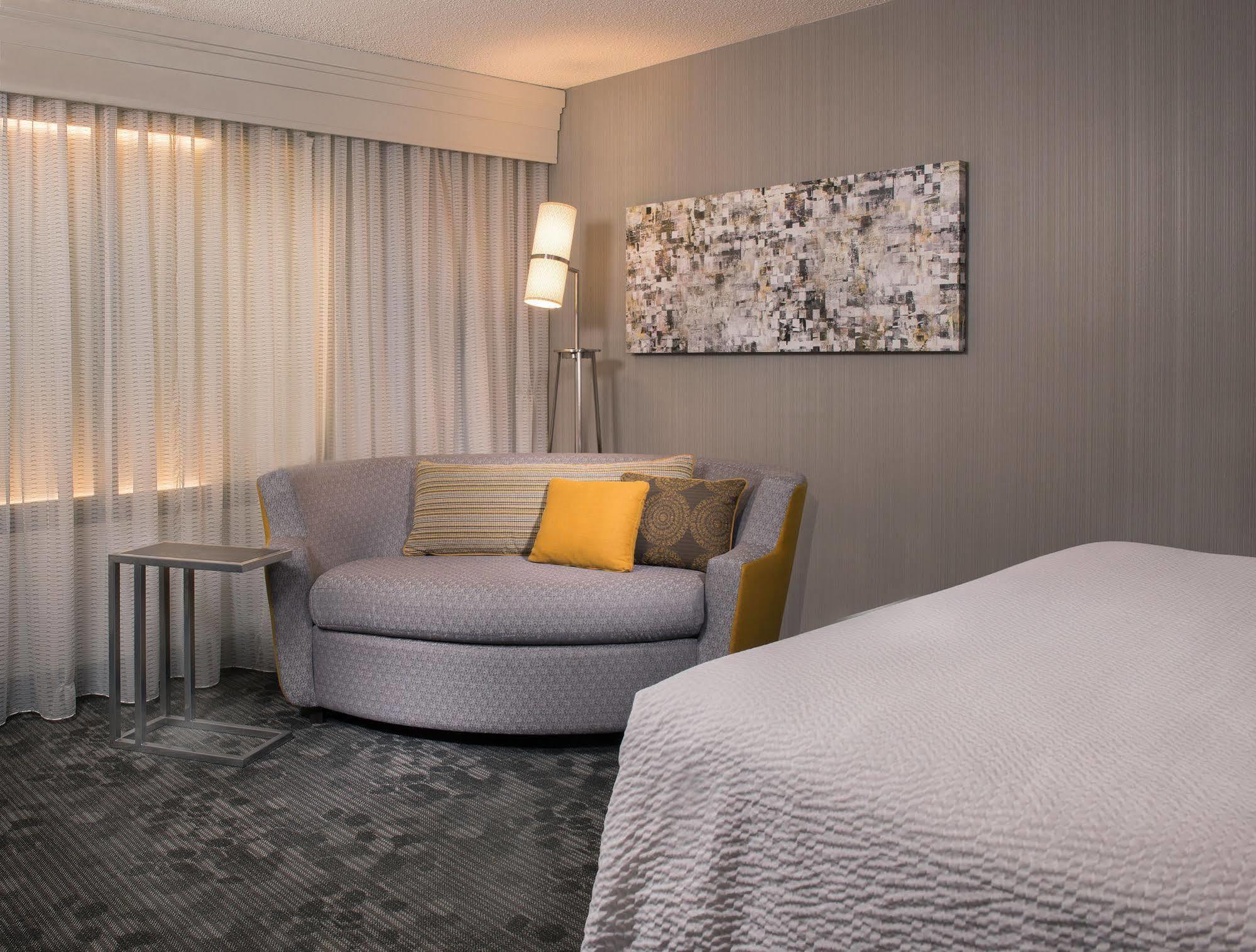 Отель Courtyard By Marriott Ленсинг Экстерьер фото
